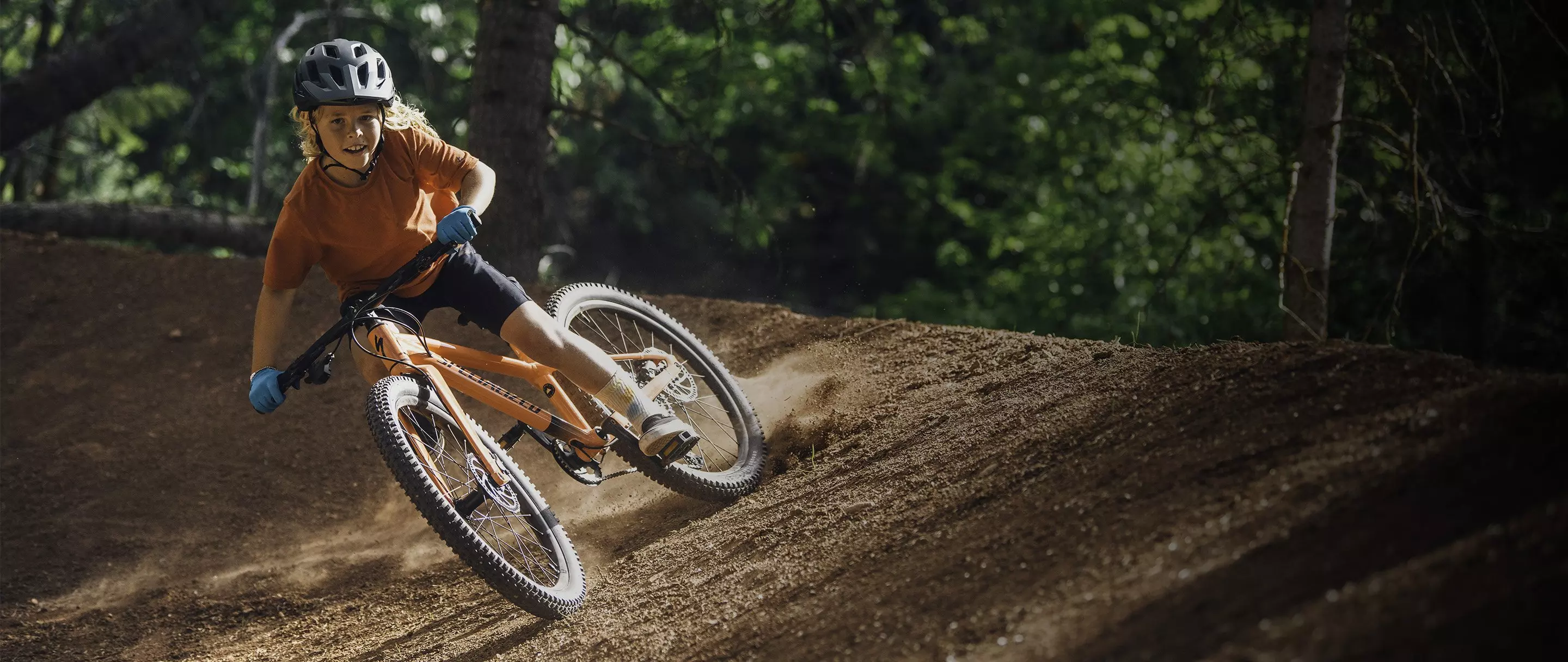 Dítě na horském kole Specialized v terénu