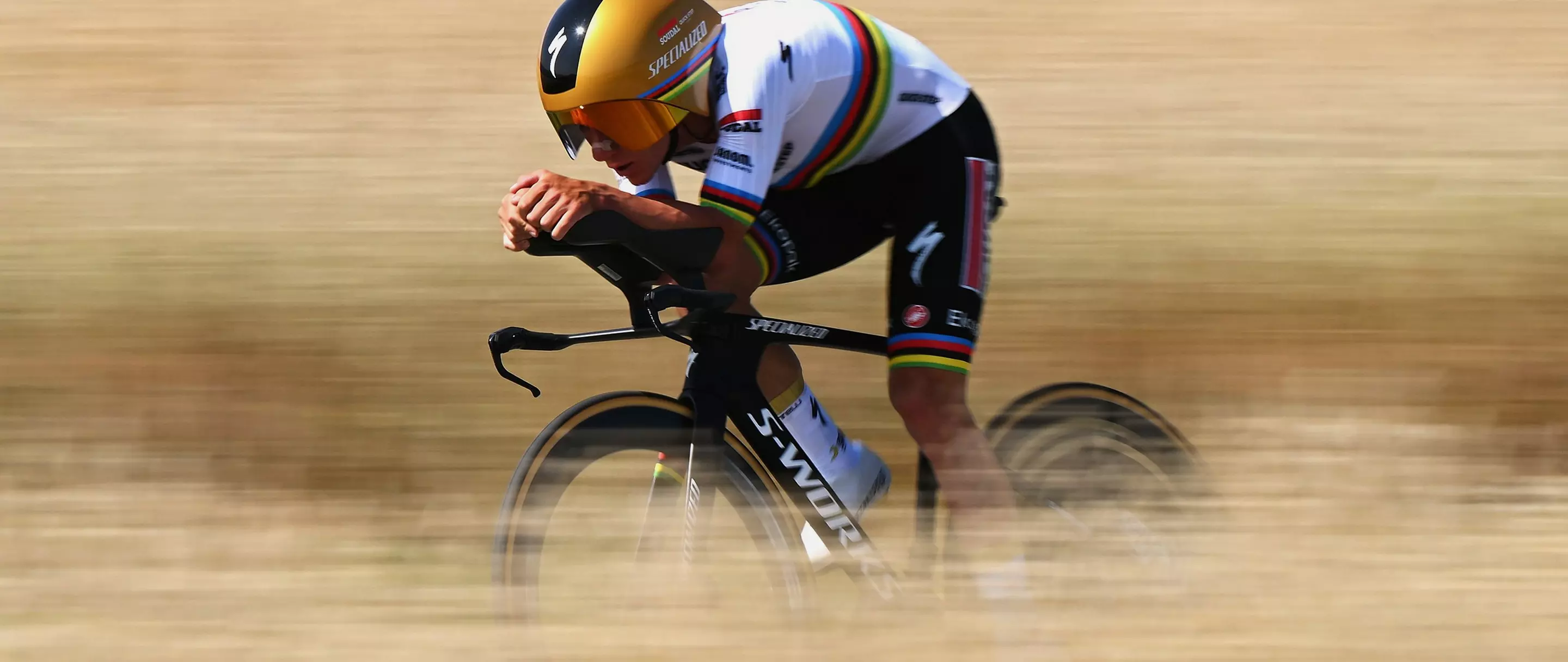 Závodník na kole Specialized v plné rychlosti